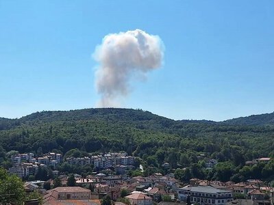 Эвакуируют сотни людей: в Болгарии прогремел взрыв на заводе боеприпасов (фото)