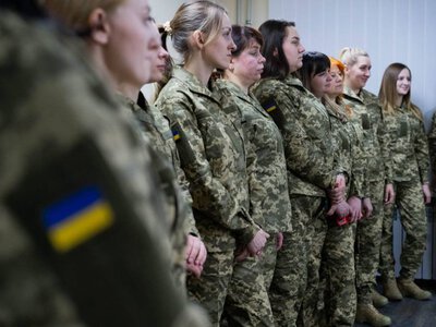 Женщин без детей предлагают обязать проходить военную службу: зарегистрировали петицию