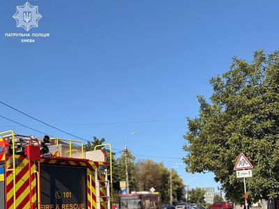 В Киеве машина во время движения провалилась в яму с водой (видео)
