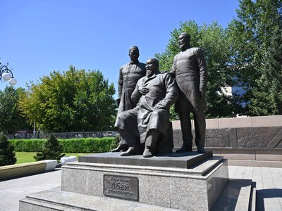 Аким области вместе с делегацией Северо-Казахстанской области возложил цветы к памятнику «Ұлы ақын Абай ұлдарымен»