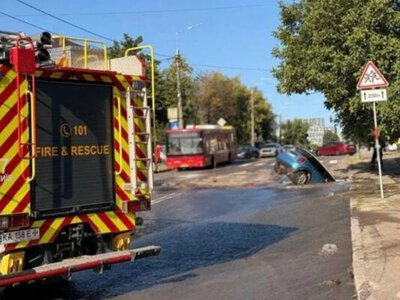 Улицу залило водой, а авто пошло под землю: что происходит на Белицкой в Киеве