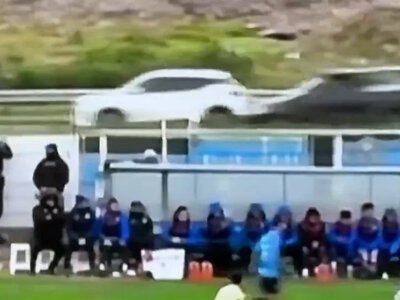 Aşağı liqada qeyri-adi olay: Stadiondan uçan top yolda qəzaya səbəb oldu - VİDEO+FOTOLAR