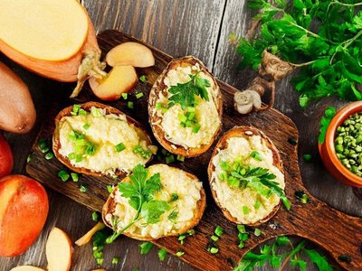 Обычное пюре заигрывает новыми красками: рецепт картофельных «лодочки» с курицей и сыром