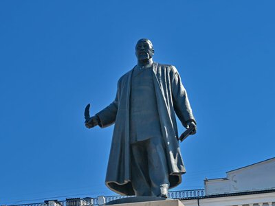 В день рождения Абая в Павлодаре возложили цветы к памятнику великому поэту