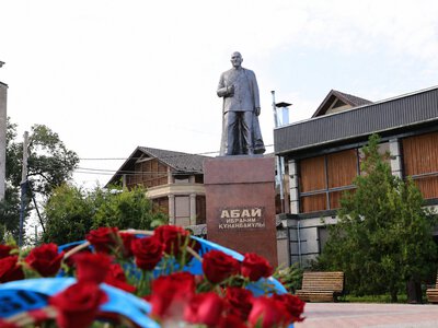 В Таразе возложили цветы к памятнику Абаю Кунанбайулы