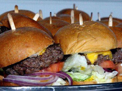 Мінісендвічі French Dip із яловичиною та сиром: гаряча закуска для всієї родини