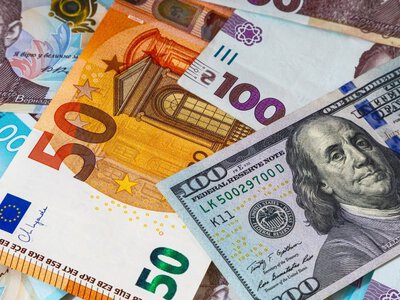 Бегство в кэш: россияне массово скупают наличные доллары и евро