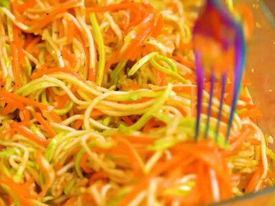 Хрустящие кабачки по-корейски без жарки: освежающая летняя закуска за считанные минуты