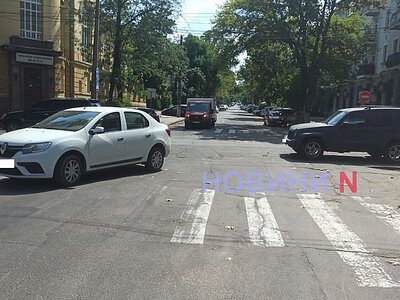 Jeep и Renault столкнулись в центре Николаева: образовалась пробка