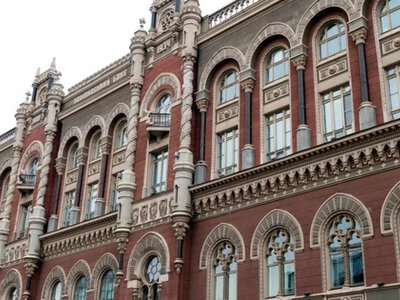 НБУ смягчил валютные ограничения для украинцев: что изменится