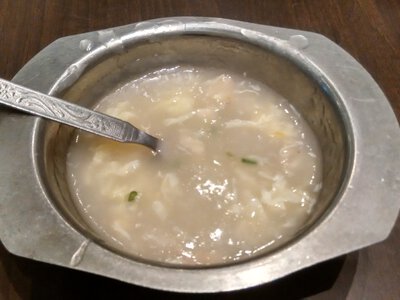 Курячий суп із підсмаженою кукурудзою, томатами та хрусткою тортильєю