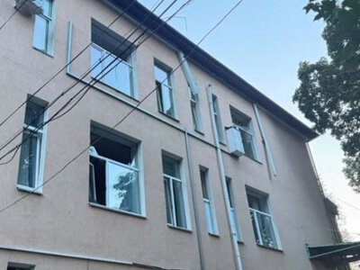 Ночное падение ракеты на территории детской больницы в Киеве: на месте удара образовалась масштабная воронка