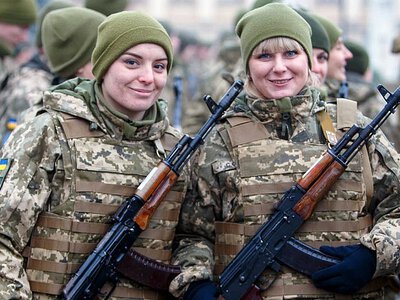 Женщин без детей предлагают обязать проходить военную службу