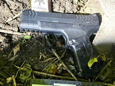 В Первомайске подросток ранил девушку из пневматического пистолета: она находится в тяжелом состоянии