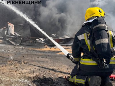  На Ровенщине произошел масштабный пожар на территории предприятия 