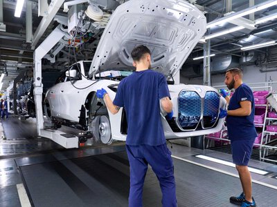 BMW змінює стратегію економії: менше версій автомобілів і дешевші комплектуючі