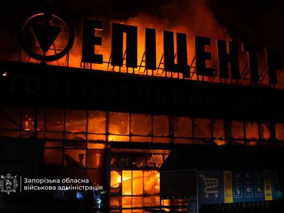 Россияне нанесли удар по Эпицентру в Запорожье: вспыхнул сильный пожар (видео)