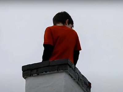 В Николаеве ребенок залез на крышу четырехэтажного дома: снимали спасатели