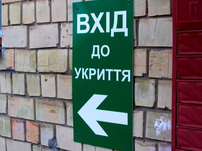 Навесной замок во время тревоги: в Дарницком районе Киева обнаружили закрытое укрытие