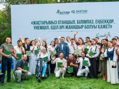 В парке Усть-Каменогорска аким ВКО поздравил молодежь с Международным днём молодежи