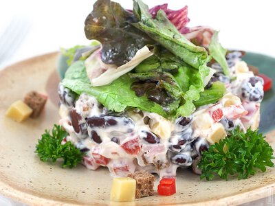 Святковий салат із куркою, чорносливом і горіхами: шар за шаром без зайвої важкості