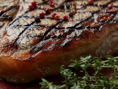 Как правильно разогреть мясо: техника от французского шефа, которая сохранит сочность