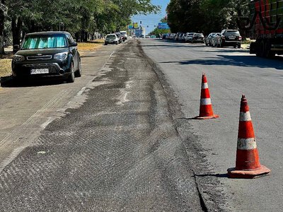 В Николаеве ремонтируют улицу Космонавтов после жары и движения большегрузов