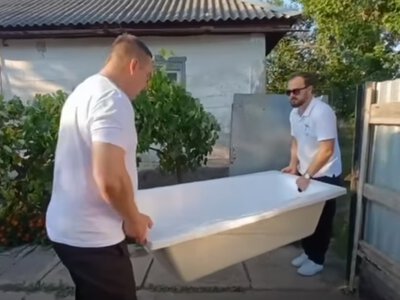 Многодетной семье переселенцев из Марьинки помогли обустроить новый дом в селе