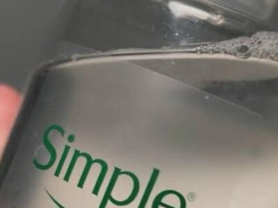Опасность в косметичке: популярное средство Simple изымают из-за угрозы для глаз