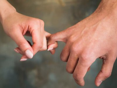 Могилевская показывает его со спины: какие мужчины украинских звезд остаются в тени