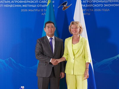Айдарбек Сапаров провел переговоры с Оксаной Лут