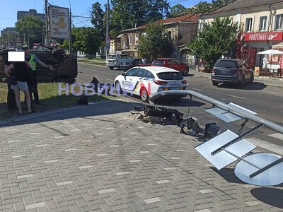 Mitsubishi снес светофор и вылетел на аллею в центре Николаева: движение затруднено