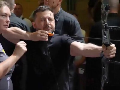 Стрелял из лука и играл в теннис: Зеленский встретился с воинами и ветеранами в Франковске (видео)