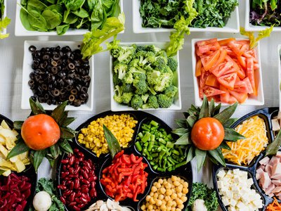 Печія після їжі: які продукти найчастіше її провокують і чому не варто вечеряти перед сном