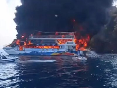  Пожар охватил судно с 115 туристами у берегов Турции 