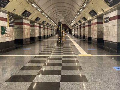 В Киеве на станции метро Сырец реализуется пилотный проект по зонированию платформы во время работы станции в качестве укрытия