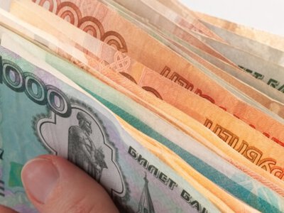 Россияне массово забирают деньги из банков: какая причина