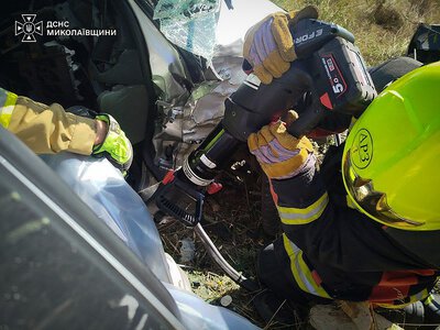На трассе Очаков - Николаев автомобиль съехал с дороги и врезался в дерево: пассажирку деблокировали спасатели