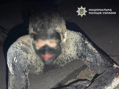 Чтобы ограбить супермаркет в Киеве мужчина прыгнул в бочку со смолой