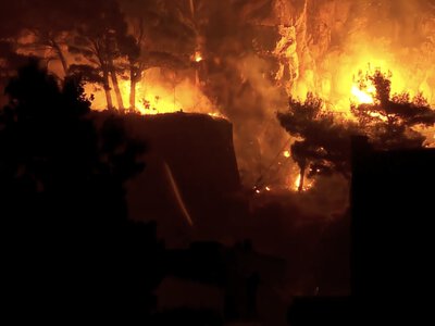 Пожар на побережье Хорватии: перекрыты автодороги, люди госпитализированы, проводится эвакуация туристов