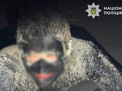 Скрытность не удалась: киевлянин залез в бочку со смолой, чтобы ограбить магазин, и 5 часов отмывался в полиции