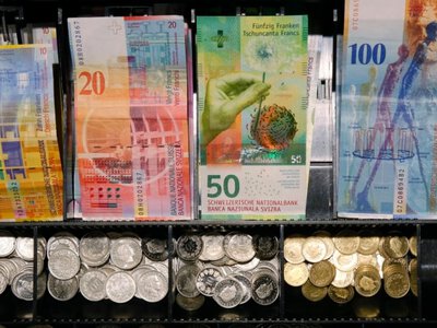 В Швейцарии банк Swissquote закрывает счета граждан РФ, в том числе с ПМЖ
