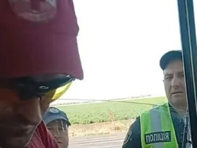 Во время эвакуации семей из Херсона полиция остановила автомобиль Красного Креста: водителя доставили в ТЦК, ведётся служебное расследование