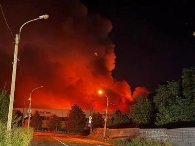 Вероятно, уже не смогут потушить: в Донецке после атаки дронов вспыхнул ТЦ Галактика