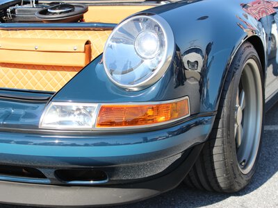Louis Vuitton і Singer створили два унікальні Porsche 911: один із них отримав навіть сині шини