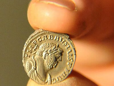 Археологи нашли редкую 1740-летнюю монету с самопровозглашённым римским императором