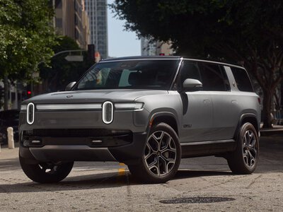 Rivian R1S отримав капітанські крісла і став шестимісним: що змінилося у 2027 модельному році