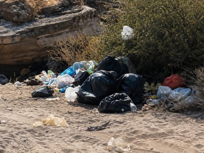  Отдыхающие оставили после себя свалку на мысе Жыланды в Мангистау 