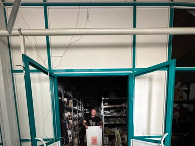 Офис и часть складов издательства Лаборатория повреждены во время атаки рф на Киев