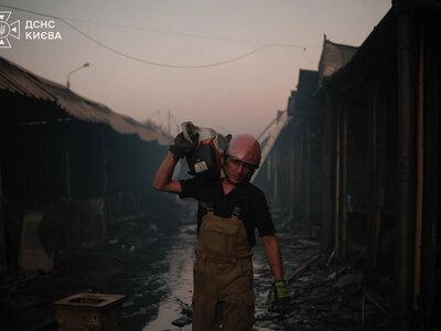 В Киеве спасатели ликвидировали последствия вражеского обстрела и показали разрушенную Петровку
